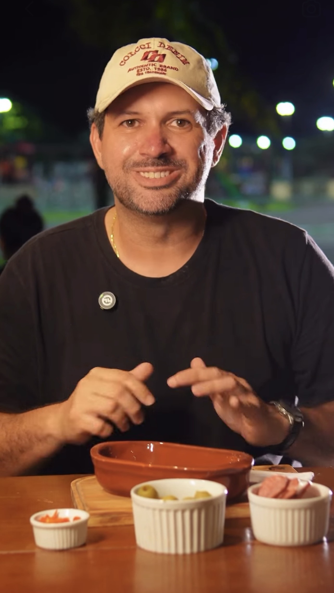 Francis Eduan sorrindo no Bar do Parque